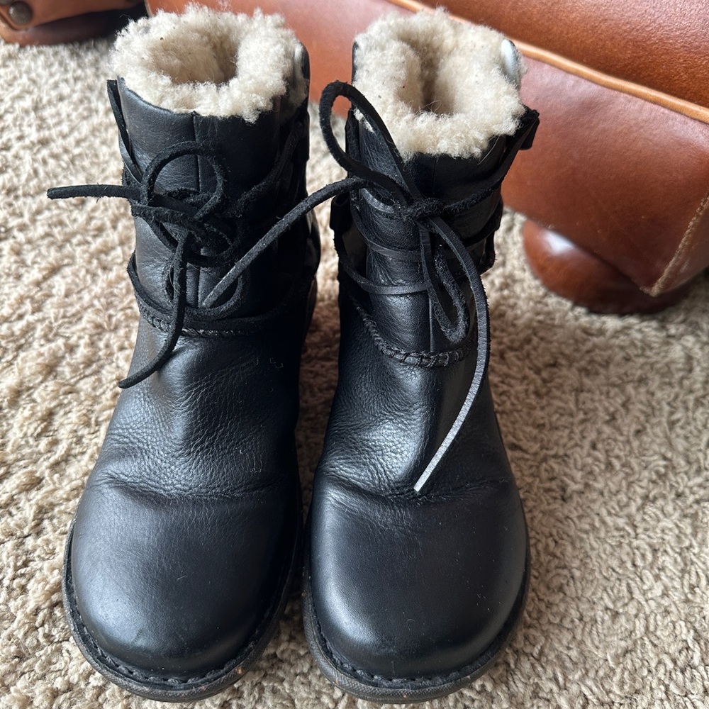Ugg Caspia Leather Sherpa Lined Winter Boot
Exc condition